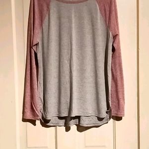 Long sleeve T with maroon sleeves